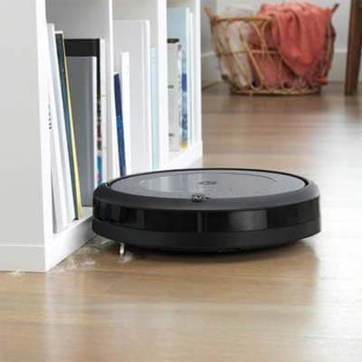 Roomba i3 plus limpiando bordes
